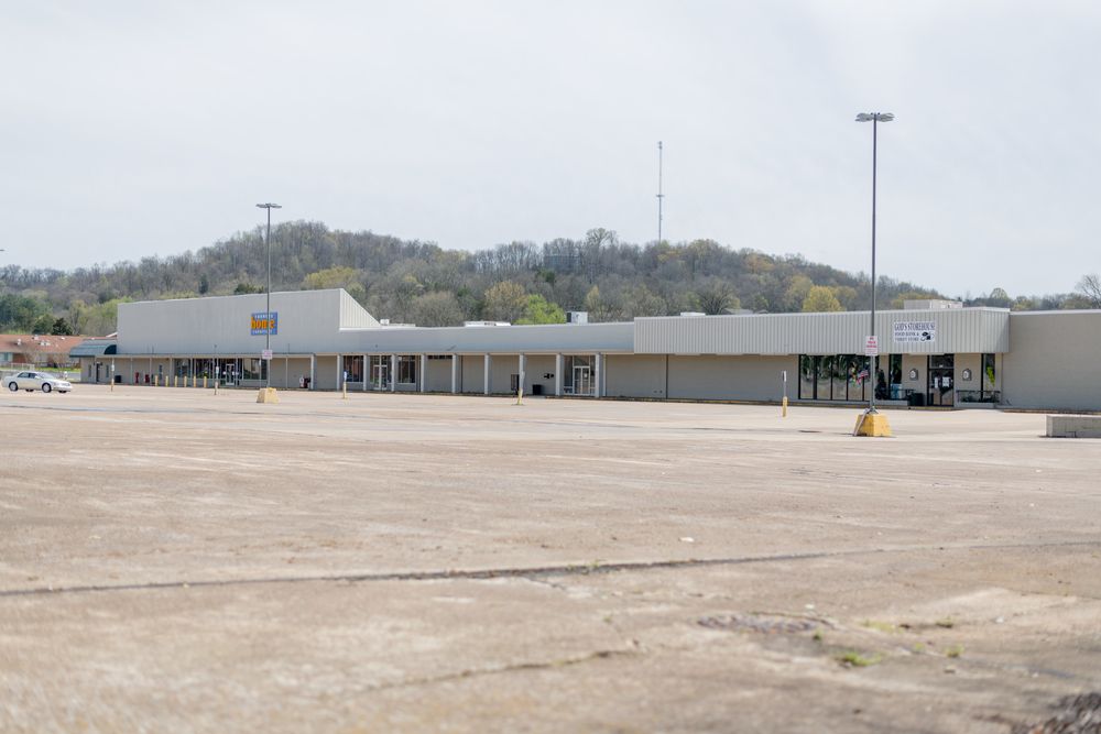 Brooklyn Shopping Center: 923-951 East College Street, Pulaski, TN 38478